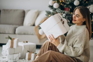 Mujer con regalos de navidad