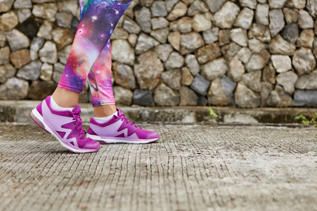 Mujer con tenis deportivos morados