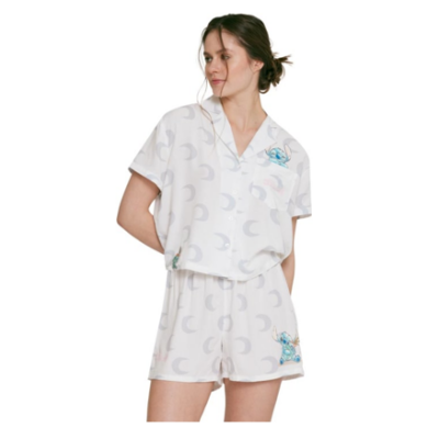 Mujer viste una pijama de dos piezas de Stitch
