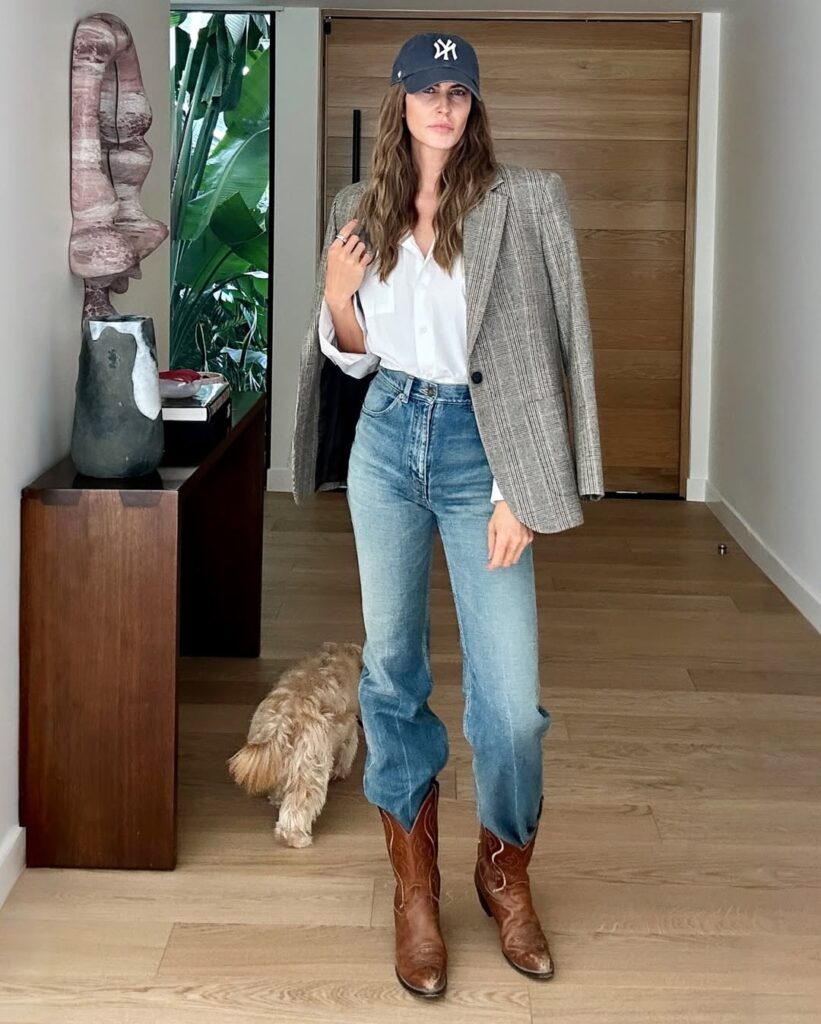 Brandy Armstrong con botas vaqueras color café