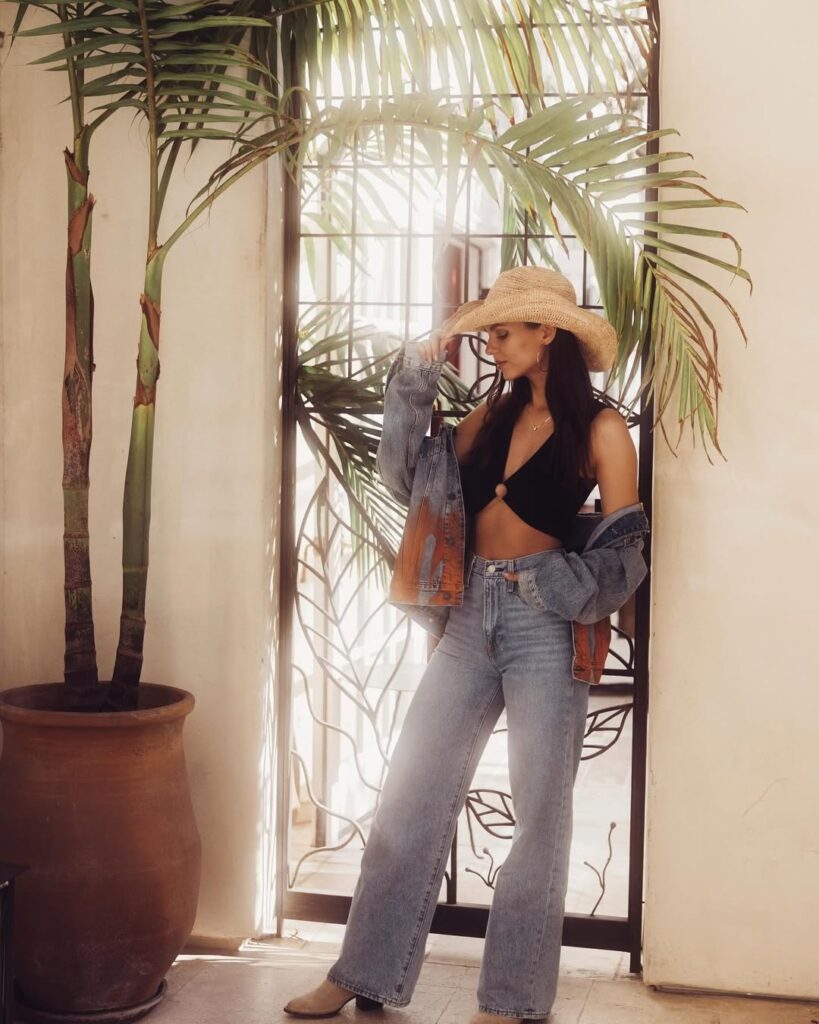 Victoria Justice con botas vaqueras