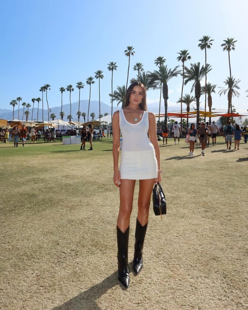 Olivia Culpo en Coachella con botas vaqueras