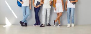 Niños con zapatos escolares