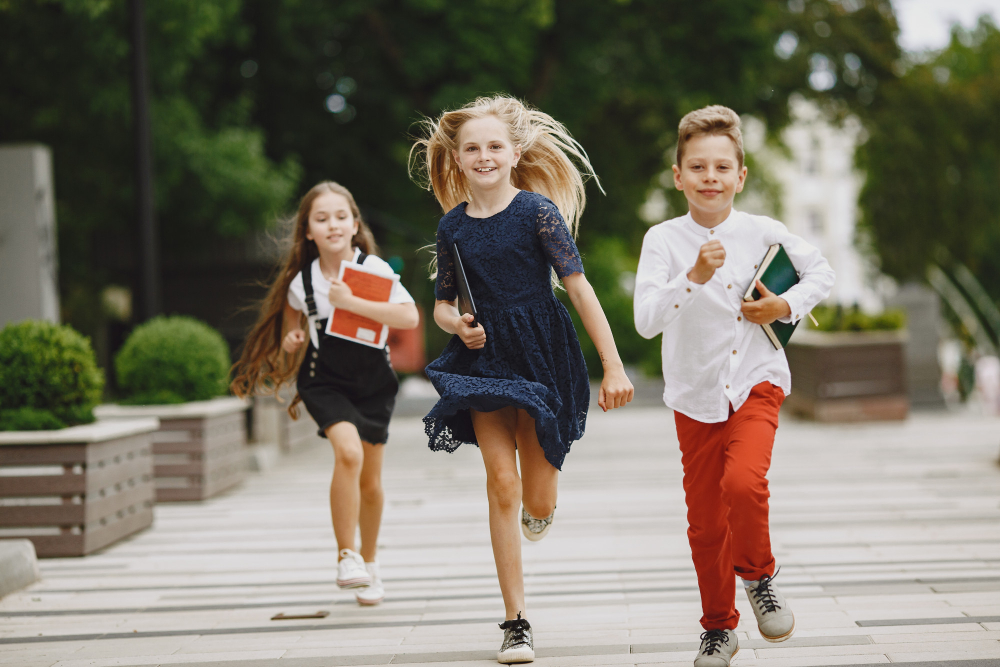 Niños con zapatos escolares cómodos y resistentes