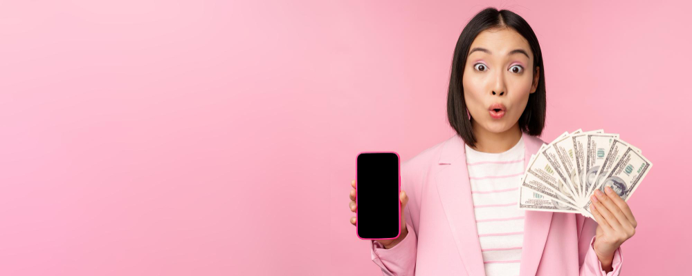 Mujer soprendida con celular y dinero en la manos