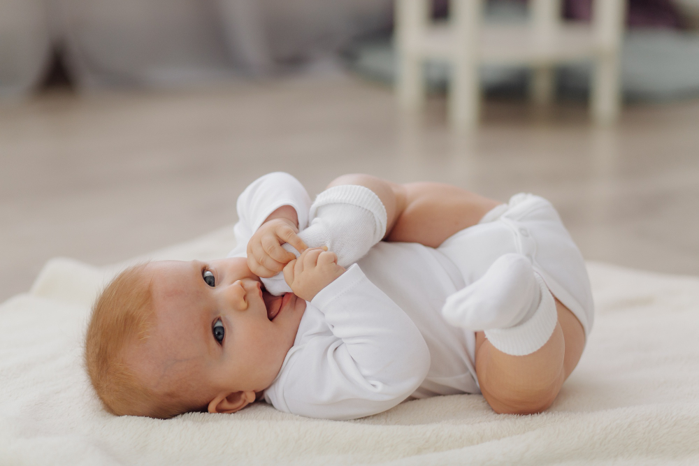 Niño con ropa de bebé