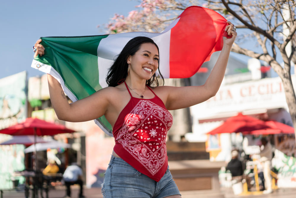 Mujer mexicana con outfit mexicano
